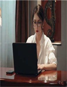 《跪在桌子下用嘴伺候主人》